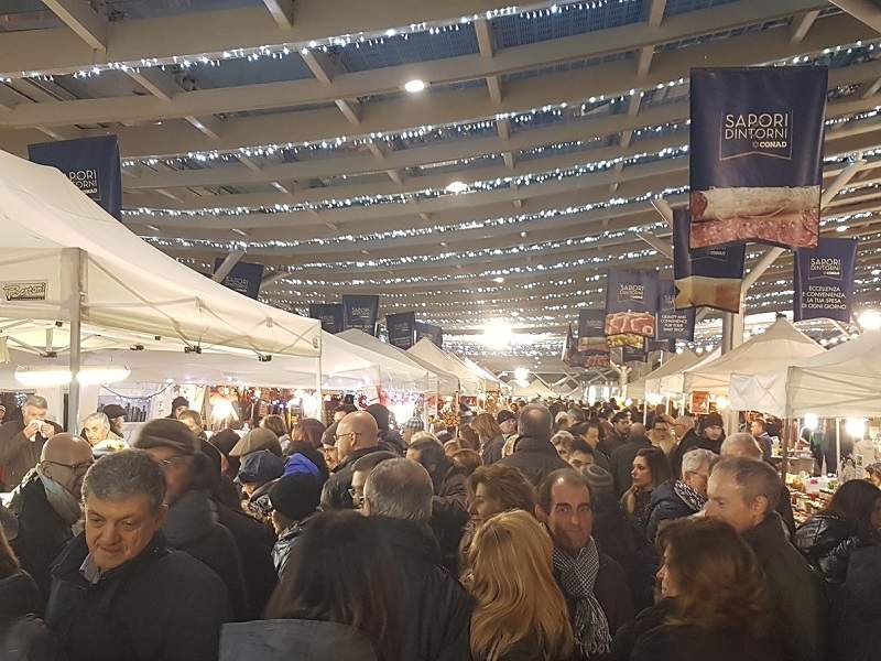 mercato-di-natale-in-piazza-ghiaia