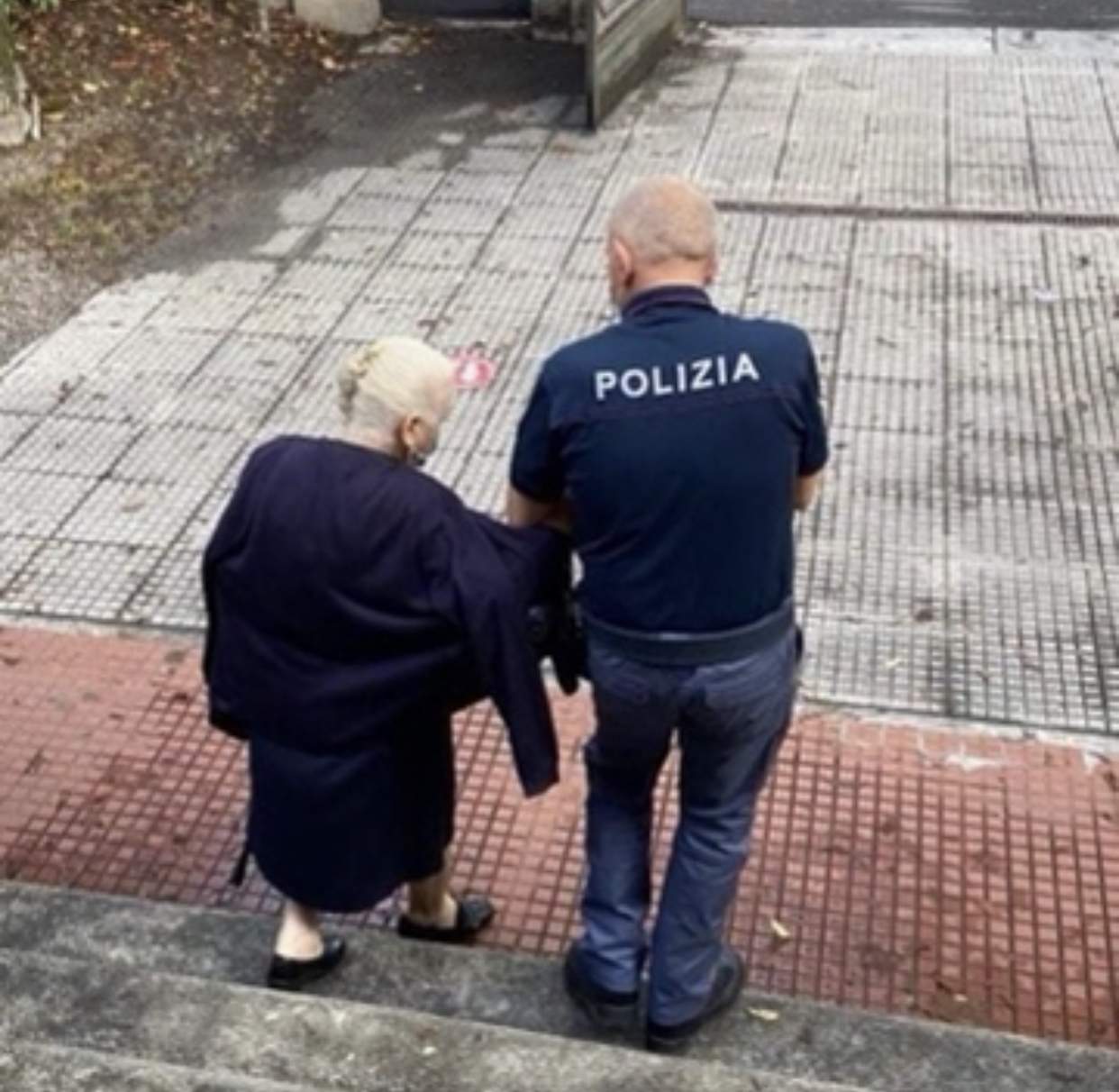 Si Fingono Poliziotti, Entrano In Casa E Si Fanno Consegnare I Gioielli ...