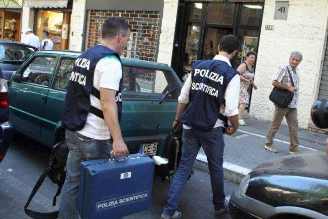 WCENTER 0TMHAGSNBP MASSIMO BARSOUM AGENZIA TOIATI Roma, donna morta di overdose ritrovata morta nel suo appartamento in via Calpurnio Fiamma 33 Nella foto: l'arrivo della polizia scientifica